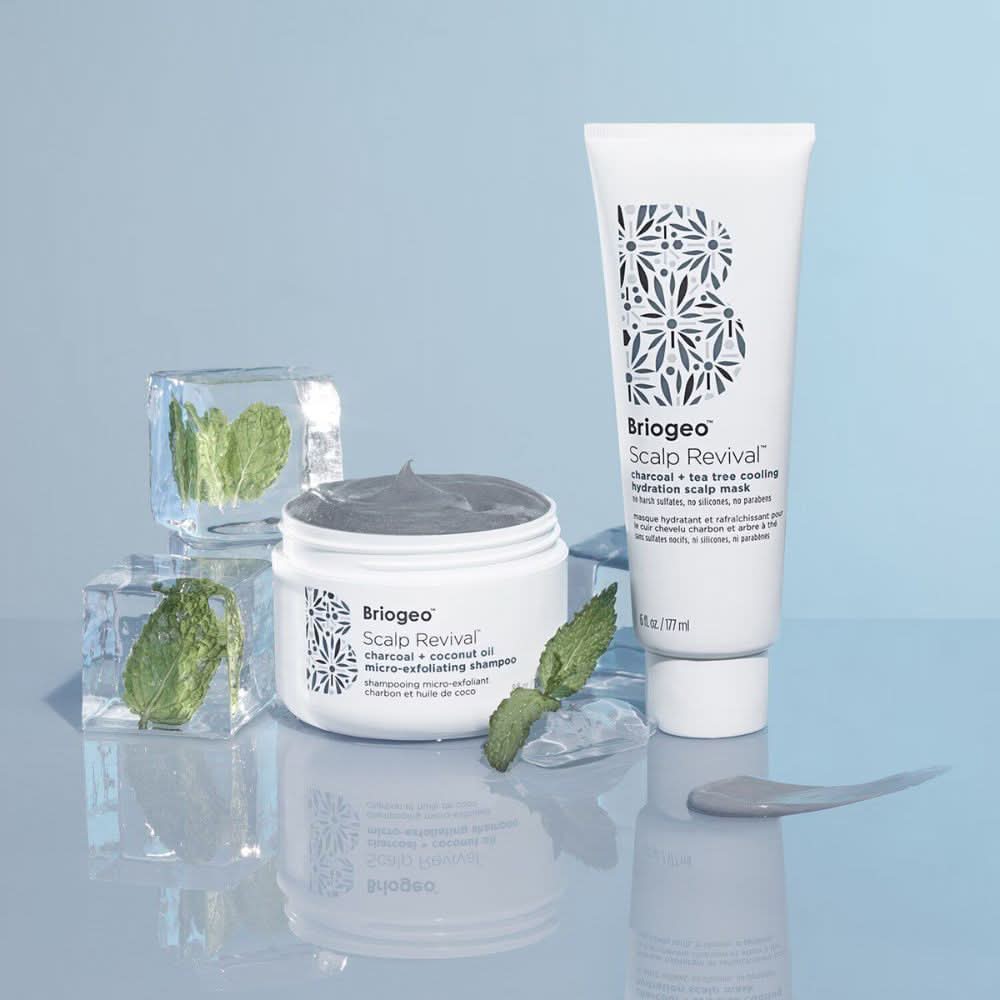 قناع BRIOGEO Scalp Revival™ بالفحم وشجرة الشاي لترطيب فروة الرأس وتبريدها