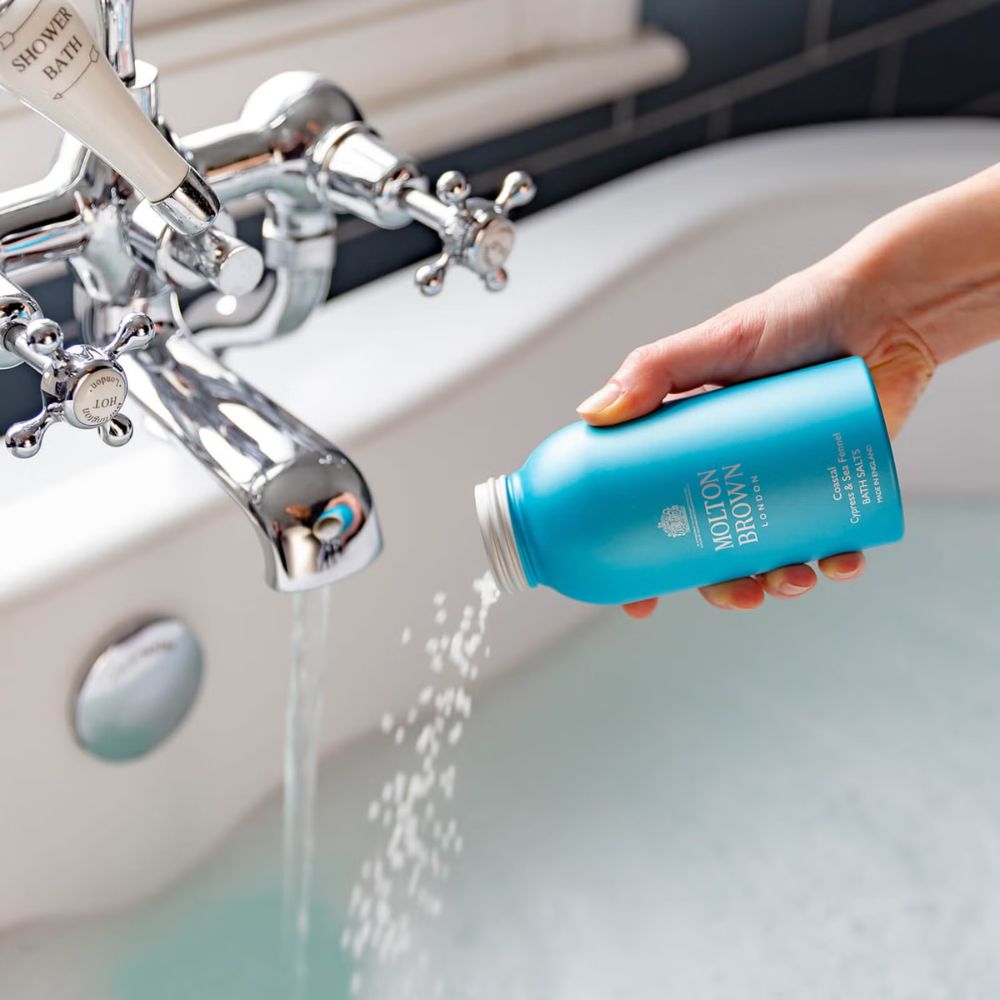 أملاح استحمام مولتون براون برائحة السرو الساحلي والشمر البحري 300 غرام