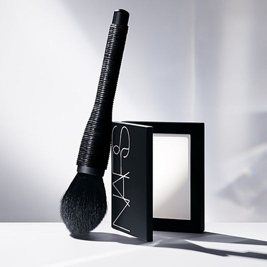 بودرة تثبيت عاكسة للضوء من نارس - مضغوطة